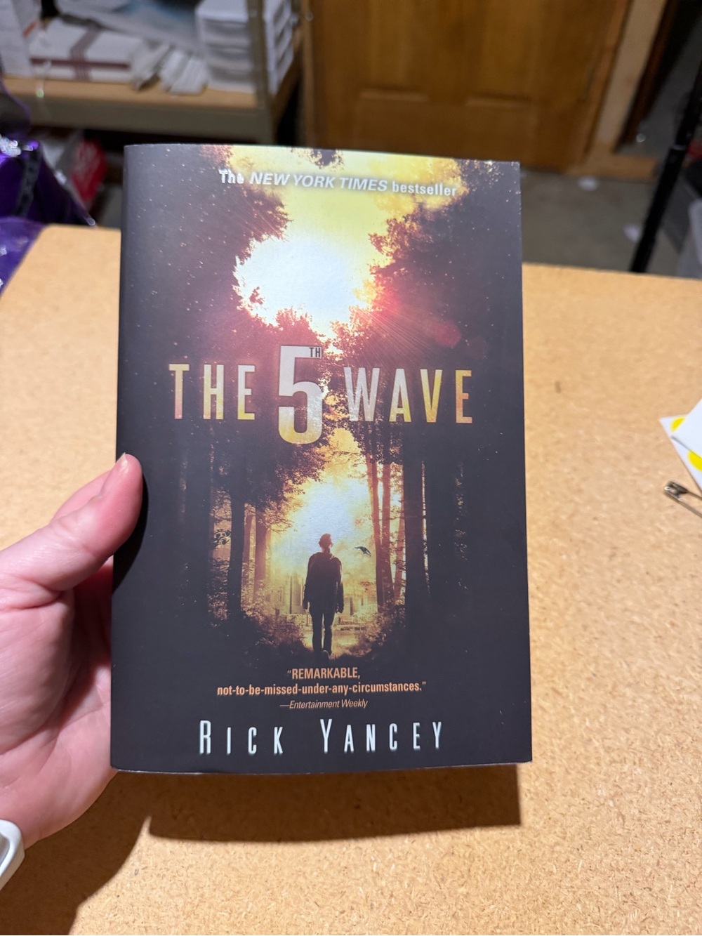 The 5th Wave by Rick Yancey - Black Cover Paperback